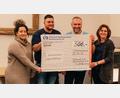 Bild: rs
Der wiedergewählte Vorsitzende Florian Stefan und Kassier Markus Kraus übergeben eine Spenden an die Vertreterinnen des SC Schwarzenbach, Melanie Haslop (links) und Martina Breundl (rechts).