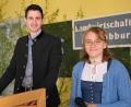 Bild: Hirsch
Die Abschlussbesten Helena Hauser (rechts) und Michael Bierler (links) ließen die dreisemestrige Ausbildung an der Landwirtschaftsschule Nabburg Revue passieren.