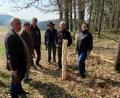 Bild: exb
Stadtpfarrer Alfons Kaufmann, Alfons Vogl, Markus Lobinger, Hans Walbrun, Josef Eckl und Beate Politzka werten den Waldrand mit Obstbäumen auf.