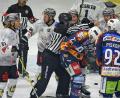 Archivbild: Gebert
Die Blue Devils Weiden (blaue Trikots) haben sich im Play-off-Achtelfinale durchgekämpft. Sie schalteten die Black Dragons Erfurt in fünf Spielen aus.