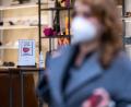 Bild: Monika Skolimowska/dpa-Zentralbild/dpa
Ein Schild am Eingang eines Schuh-Geschäfts weist auf die Pflicht zum Tragen einer FFP2-Maske hin.