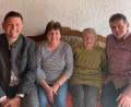 Bild: bey
Maria Nistler wird bei ihrem 102. Geburtstag von Tochter Walburga und Sohn Anton in die Mitte genommen. Bürgermeister Rainer Rewitzer überbrachte der ältesten Bürgerin der Stadt Pleystein die herzlichsten Glückwünsche.