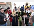 Bild: ads
Der Verkostung einer Single Cask-Abfüllung der Brennerei MacDuff schloss sich eine Führung durch die Ausstellungsräume des Tores, geleitet durch Mitglieder der Stadtwache, an. Markus Mußemann (links) fungierte als Schankkellner.