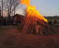 Bild: hzi
Um das soeben bei Sonnenuntergang entzündete Feuer versammelten sich immer wieder Menschen zum Verweilen und dem Blick in die Flammen.