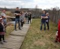 Bild: kro
Kai Stöcklein (rechts) erklärte den Besuchern beim Saisonstart im Geschichtspark seine Panzerreiter-Ausrüstung.