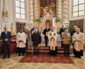 Bild: hir
Die Präfekten Alois Kleierl (links), Johann Leipold (Zweiter von rechts) und Anton Richthammer (Vierter von rechts) ehrten zusammen mit Pfarrvikar Robin Kuzhivelil (Zweiter von links) und Festprediger Josef Irlbacher (Fünfter von rechts) einige Sodalen für ihre langjährige Treue zur MMC Pfreimd.