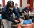 Bild: Wolfgang Steinbacher
Das mobile Impfteam des BRK war am Montag gut beschäftigt. Bereits eine halbe Stunde nach Öffnung der Station im Regio-Markt der VR-Bank an der Bahnhofstraße waren sechs Leute geimpft. Darunter dieses ältere Paar.