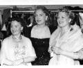 Bild: Stadtarchiv Mitterteich
Eine Attraktion waren in Mitterteich die Modenschauen des Modehauses Klein. Berühmte Sängerinnen und Schauspielerinnen waren 1953 bei einer Modenschau der Firma Klein zu Gast (von links) Magda Schneider, Dorit Kreißler und Kunstpfeiferin Ilse Werner.