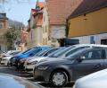 Bild: Wolfgang Steinbacher
Parkende Autos in der Altstadt. Manche Menschen halten sie für unbedingt notwendig, andere wollen sie am liebsten draußen sehen aus dem historischen Stadtbild.