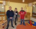 Bild: Eichl
Ingo Rinaldi vom Bayern-Fanclub (rechts) hat ein Trikot mit den Unterschriften der Bayern-Mannschaft ersteigert; der Erlös kommt der Kindertagesstätte zugute. Leiterin Christina Bröckl und Bürgermeister Markus Ludwig dankten für die Unterstützung.