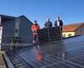 Bild: ak
Wasserwart Markus Heindl, Marco Kaußler vom gleichnamigen Elektrobetrieb und Bürgermeister Christian Porsch (von links) zeigen ein Panel der Photovoltaikanlage auf dem Dach der Wasseraufbereitungsanlage.