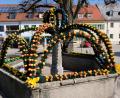Bild: le
Der Brunnen auf dem Flosser Luitpoldplatz ist österlich dekoriert.