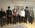 Bild: gi
Karl Häupl (Dritter von links) feierte 85. Geburtstag. Dazu gratulierten sein Sohn und seine Schwiegertochter sowie die Vereinsabordnungen der Ortsfeuerwehr und des Fördervereins Schloss Burgtreswitz.