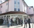 Bild: Gabi Schönberger
Noch sind die Offiziellen aus Landkreis, HPZ und Bezirk die Einzigen, die sich auf dem Gelände des früheren Hotels "Hofgarten" in Neustadt tummeln. Bald schon sollen aber Handwerker anrücken, die das Haus in der Knorrstraße in ein Wohnheim verwandeln.