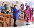 Bild: wlr
Ganz gerührt war Maria Smola, als sie durch den Bischof Rudolf Voderholzer für ihre 40-jähriges Engagement im Pfarrgemeinderat mit einer Medaille, einer Urkunde und einem Regensburger Rosenkranz geehrt und beschenkt wurde. Pfarrgemeinderatssprecher Jörg Frenzel zusätzlich einen Blumenstrauß.