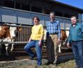 Bild: szl
Christina und Andreas Kunz (von links) engagieren sich für das Tierwohl, die Umwelt und faire Milchpreise. Sie nehmen am Programm "Faire Milch" teil. Mit im Bild: Werner Reinl (rechts), Vorstandsmitglied bei "Fair Food".