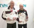 Bild: Specht
Gerhard Specht (rechts.), Ü85-Spieler der TG Neunkirchen, holte sich bei der Deutschen Meisterschaft in Essen im Einzel der AK85 gegen Hans Müller (links) den Titel.
