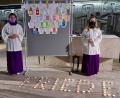 Bild: ads
Beim Friedensgottesdienst der Pfarrei St. Michael legten die Ministranten ein Friedenspuzzle mit ihren je eigenen Anliegen und entzündeten Lichter an der Friedenskerze.