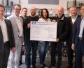 Bild: Bernhard Tuchbreiter, VR-Amberg eG/exb
Spendenübergabe mit (von links) Erich Übler, Dieter Paintner, Thomas Retzer, Michael Sandner, Anne Marie Wagner, Hans Lauterbach, Martin Sachsenhauser und Andreas Reindl.