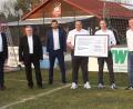 Bild: wro
Die Crowdfunding-Aktion der DJK Falkenberg erbrachte 8258 Euro. Übergeben wurde der symbolische Scheck von Berthold Bauer, Wolfgang Meister und Andreas Schuller (von links) von der Volksbank Raiffeisenbank Nordoberpfalz. Die DJK Falkenberg wurde von (von rechts) Richard Bitterer, Wolfgang Knoll und Michael Gleißner vertreten.
