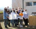 Bild: Luisenburg-Gymnasium/exb
Freude bei der Spendenübergabe: Das Bild zeigt Schüler der Schulgartengruppe mit Ludwig Bundscherer und Anja Thoma (Schott) sowie Oberstudiendirektor Joachim Zembsch und Studienrat Martin Forstmeier.