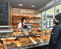 Bild: Petra Hartl
Zehn Angestellte beschäftigt Eveline Strobel in ihrer Bäckerei „Pirnermühle“ in Rosenberg. Über die neuen Öffnungszeiten sind sie froh – sie haben inzwischen ein ganzes Wochenende frei. Für die Kunden bedeutet das aber: Für das Frühstück am Samstagmorgen gibt es kein frisches Strobel-Gebäck mehr.