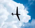 Bild: Hauke-Christian Dittrich /dpa
Ein Segelflugzeug schwebt am Himmel. Die Luftsportgruppe Amberg sucht Nachwuchs und hat sich eine besondere Aktion überlegt.