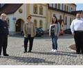 Bild: jr
Neue Pfarrsekretärin in der Pfarrei St. Jakob Mitterteich ist Claudia Sollfrank (Zweite von links). Sandra Schug wechselt als Geschäftsführerin zum Kreisjugendring. Über den reibungslosen Wechsel freuen sich Stadtpfarrer Anton Witt (links) und Kaplan Daniel Schmid.
