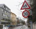 Bild: Gabi Schönberger
Vor dem Augustinus-Gymnasium gilt Tempo 30. Pauschal kann die zulässige Höchstgeschwindigkeit von 50 km/h jedoch nicht auf allen kommunalen Straßen gedrosselt werden.