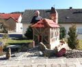 Bild: Portner
Mit Mauer, Turm und Treppe: Josef Baumer freut sich, dass seine Mini-Kirche von vielerlei Insekten besucht wird.