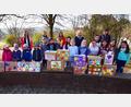 Bild: no
Mädchen und Buben aus der Kita St. Vitus und der Grundschule Illschwang freuen sich mit (von links) Kita-Leiterin Sabrina Stibbe, den Elternbeiratsmitgliedern Daniela Pinzer, Helene Spack und Isabell Ebert sowie Rektorin Gabi Pirner über die bunt bemalten Schachteln mit den gespendeten Materialien.