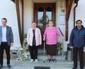 Bild: soj
Zwar mit Verspätung, dafür jedoch umso herzlicher gratulierten Abordnungen zahlreicher Vereine der Wirtin Helga Schmidt (Zweite von rechts) zum 80. Geburtstag. Glückwünsche kamen auch von Bürgermeister Wolfgang Söllner, Christa Schiener vom Seniorenwerk und Pfarrer Anish George (von links).