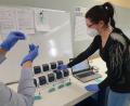 Bild: Bio-Variance/exb
Das Labor von Bio-Variance arbeitet an einer Studie für einen neuen Coronatest. Dieser soll genauso effektiv sein wie ein herkömmlicher PCR-Test, aber auch noch schneller. Im Mittelpunkt steht dabei ein Gerät (im Bild) eines chinesischen Herstellers.