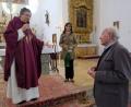 Bild: le
Ein Vorbild ehrenamtlichen Engagements als Mesner, Lektor und Kommunionhelfer: Anton Eismann. Ihm galten Lob, Dank und Anerkennung für seine pastoralen Dienste in der katholischen Kirchengemeinde St. Johannes der Täufer. Von links: Pfarrer Max Früchtl, Elisabeth Lehner für den Pfarrgemeinderat und Anton Eismann.
