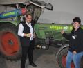 Bild: jr
Johanna und Max Zintl von der Firma Green Energy präsentieren ihren umgebauten Oldtimerschlepper Fendt Farmer 4S, der jetzt mit Biomethan betrieben wird. Zintl sieht in Biomethan die Zukunft im Fahrzeugbereich, so auch in der Landwirtschaft.