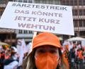 Bild: Julian Stratenschulte/dpa
Ärztinnen und Ärzte aus ganz Deutschland trafen sich am Donnerstag zu einem ganztägigen Warnstreik in Frankfurt. Darunter befanden sich rund 20 Mediziner aus dem Klinikum St. Marien Amberg.