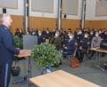 Bild: Roland Seidel/exb
Erster Polizeihauptkommissar Jürgen Pfaffenzeller bei der Begrüßung der Gäste.