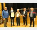 Bild: dl
Gründungsmitglied Johann Steinsdorfer (Mitte) wurde für 60-jährige Mitgliedschaft geehrt. Mit im Bild (von links): Reinhard Wallitschek, Stefan Spindler, Bürgermeister Martin Birner und Vorsitzender Michael Throner.
