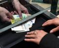 Bild: Angelika Warmuth
Die Bankautomaten sind an diesem Tag kaputt, am Schalter kostet das Abheben von Bargeld eine Gebühr von 2,50 Euro. Das ärgert eine Rentnerin aus Weiden.