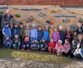 Bild: exb
Mit kleinen Kunstwerken verschönerten die Mädchen und Buben der Regenbogen-Kindertagesstätte die Baustellenwand am Friedhof. Dabei erhielten sie auch Unterstützung durch die Schreinerei Haubner und Hans Klupp.