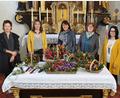 Bild: muk
Kerstin Särve, Johanna Margraf, Irmgard Bayer, Maria Höcherl und Doris Margraf Stolz präsentieren ihre Palmzweige-Kreationen