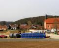 Bild: ds
Um befürchteten Preiserhöhungen aus dem Weg zu gehen, hat sich die Schmidtstadt-Gruppe mit Baumaterial eingedeckt. Als Lagerplatz dienen 2000 Quadratmeter einer Wiese der Familie Sperber am Ortsrand von Kirchenreinbach.