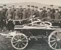 Bild: Verein der Freunde der Glyptothek Etsdorf/exb
Das älteste Bild aus dem Fotobuch zeigt die Etsdorfer Feuerwehr im Jahr 1905. Damals war die Wehr 30 Jahre alt.