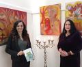 Bild: fpoz
Bürgermeisterin Margit Bayer (links) freute sich mit Künstlerin Marion Lucka (rechts) über die Ausstellung im Rathaus.
