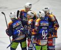 Archivbild: Gebert
So wie hier nach einem Tor gegen Erfurt wollen die Blue Devils Weidener auch im Play-off-Viertelfinale gegen die Hannover Indians jubeln. Die "Best-of-5"-Serie gegen die Niedersachsen beginnt am Freitag um 20 Uhr in der Hans-Schröpf-Arena.