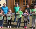Bild: kro
Die „Waldindianer“ stellten 50 Nistkästen auf. Unser Bild zeigt einige der „Waldindianer“ (vorne) mit OWV-Vorsitzendem Günter Gradl, Vogelschutzwart Eduard Zoller und Belinda Häring (hinten von links) von der Zimmerer Häring.