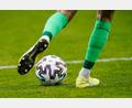 Symbolbild: Uwe Anspach/dpa
Ein Fußballspieler spielt den Ball.