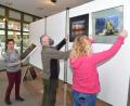 Bild: hcz
Die "Freien Fotografen" mit Präsidentin Zaneta Weidner an der Spitze (rechts) bauen ihre Jubiläumsausstellung auf, die bis Ende April im Neuen Rathaus zu sehen ist.