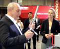 Bild: Hirsch
IfTA-Geschäftsführer Dr. Jakob Hermann (links) erläuterte Ministerin Judith Gerlach (rechts) ein Gerät zur Überwachung von Verbrennungsschwingungen in Gaskraftwerken.