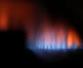Bild: Karl-Josef Hildenbrand/dpa
Eine Gasflamme brennt hinter dem Sichtfenster eines Gas-Durchlauferhitzers.